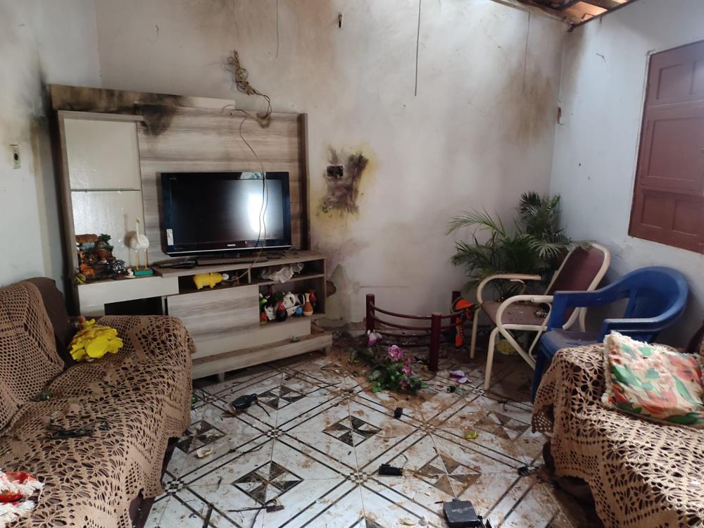 Raio atinge casa e provoca destruição durante chuva em Pedro II