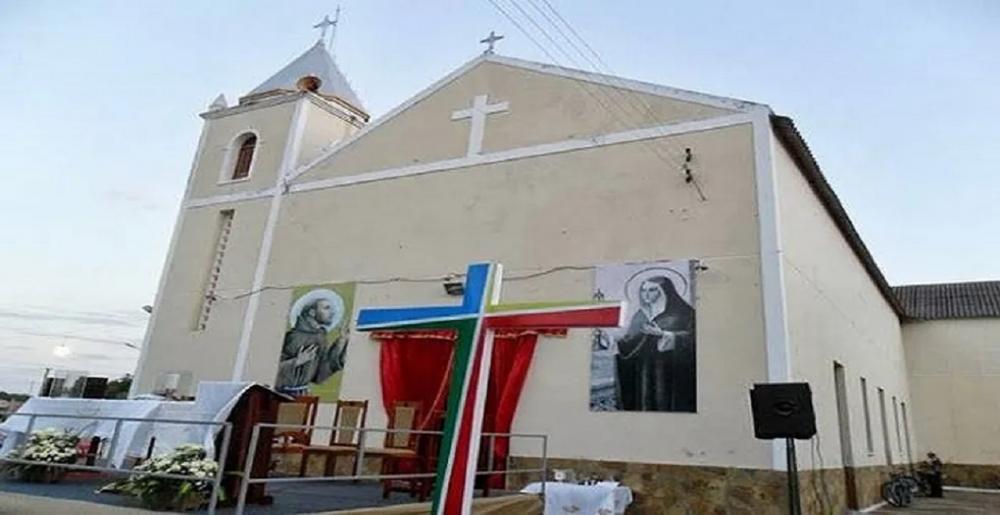 Homem invade casa paroquial e agride padre durante assalto em Piracuruca, Norte do Piauí 