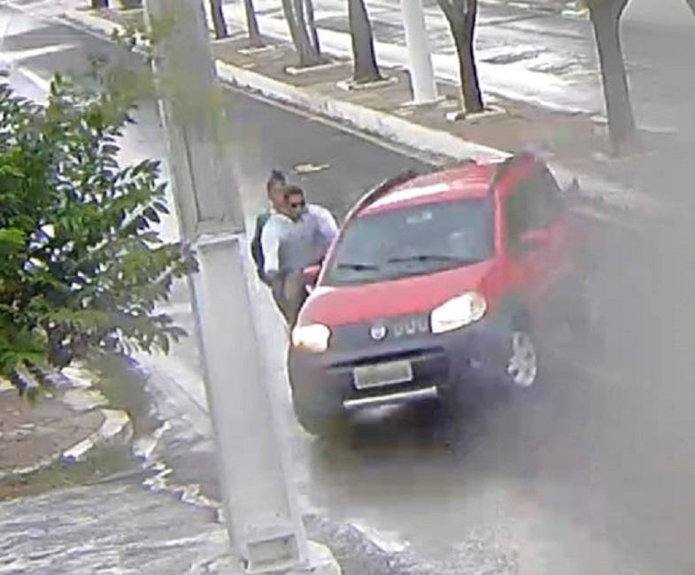 Acidente entre carro e moto deixa duas pessoas feridas na Avenida Coronel Cordeiro, em Pedro II