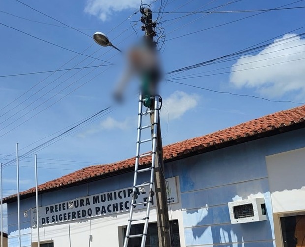 Homem sofre descarga elétrica e morre pendurado no poste em Sigefredo Pacheco, norte do Piauí