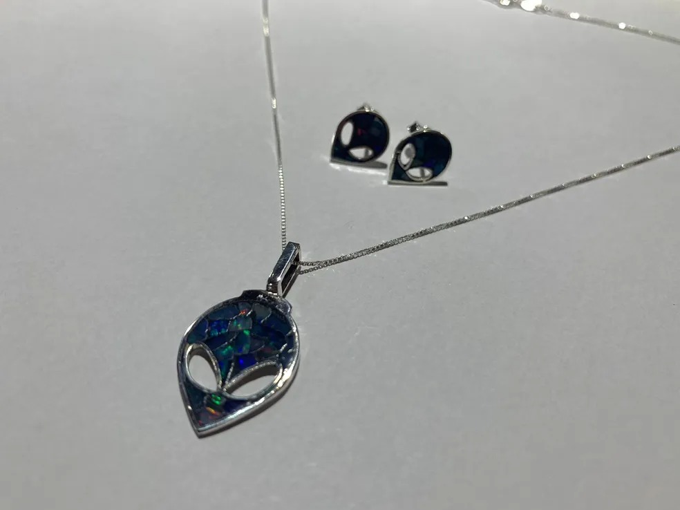 Empresária pedrossegundense cria coleção de joias feita de opala com formato de extraterrestres e vira sucesso de vendas