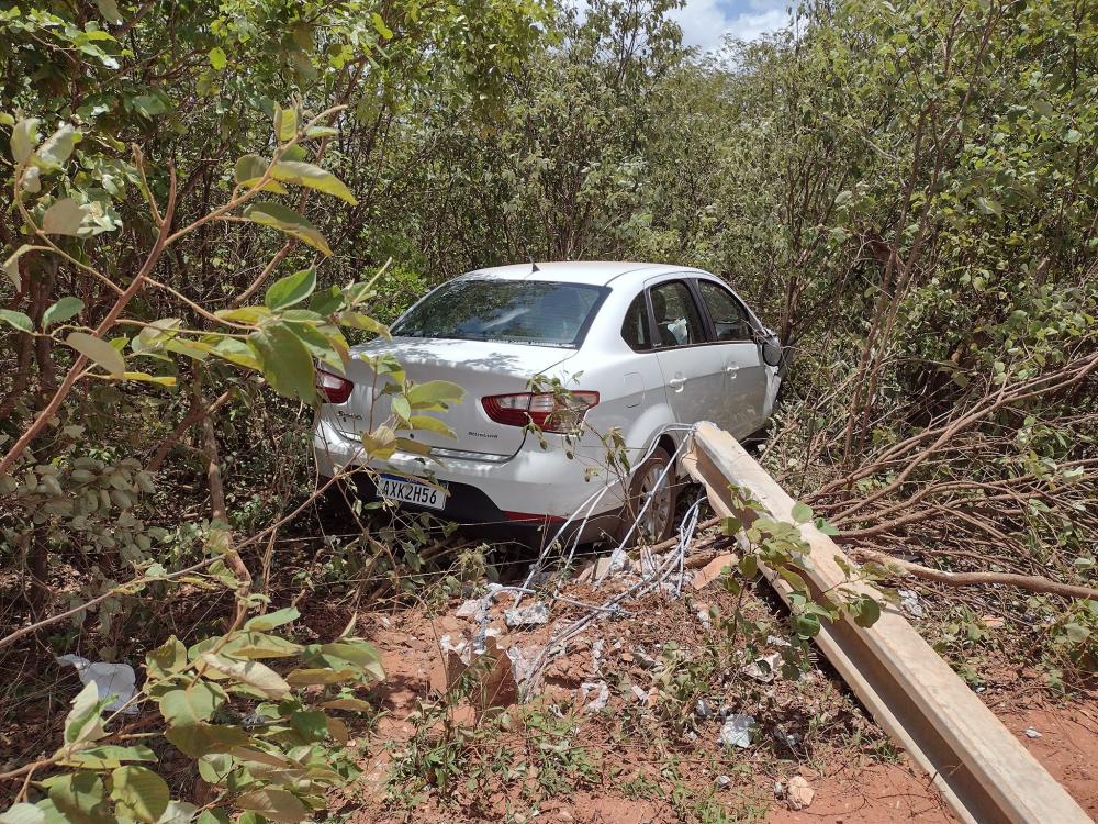 Mulher perde controle de carro e derruba poste na BR-404 em Poranga, CE