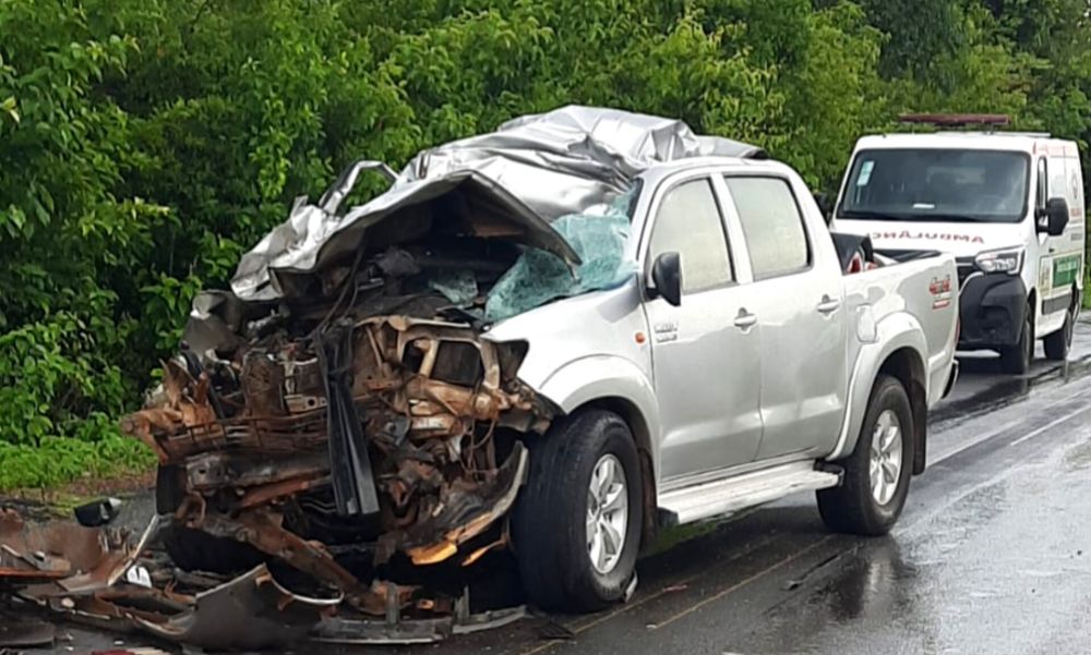 Empresário de Castelo colide Hilux contra caminhão e esposa morre na PI-115 em Juazeiro do Piauí