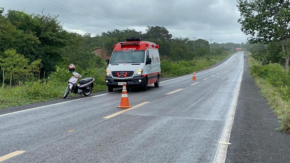 Mulher fica ferida após colidir moto contra animal na zona rural de Pedro II
