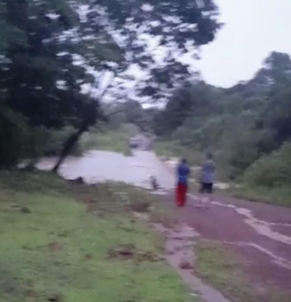 Motorista desaparece após carro ser arrastado por enchente na zona rural de Piripiri