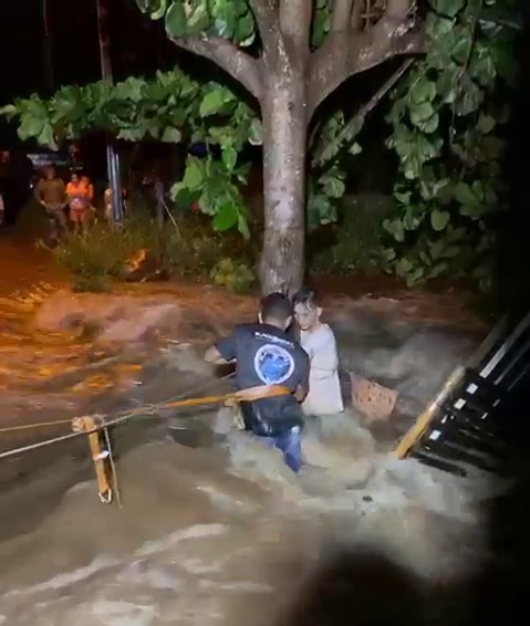 Motociclistas são arrastados por correnteza durante chuva em Pedro II