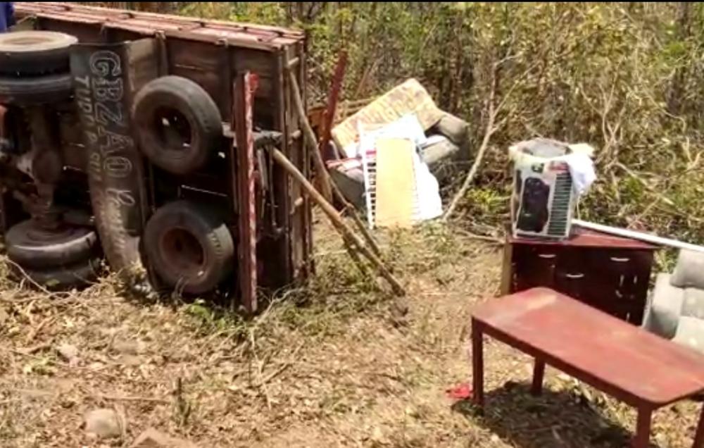 Caminhão que fazia transporte de mudança tomba na PI-327 entre Lagoa e Pedro II; veja o vídeo