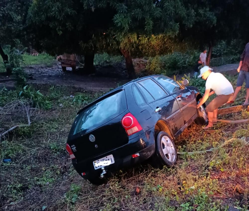 Veículo desce aterro em ladeira na zona rural de Pedro II