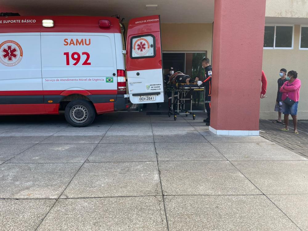 Mulher sofre lesões na face após colisão entre motos em Pedro II