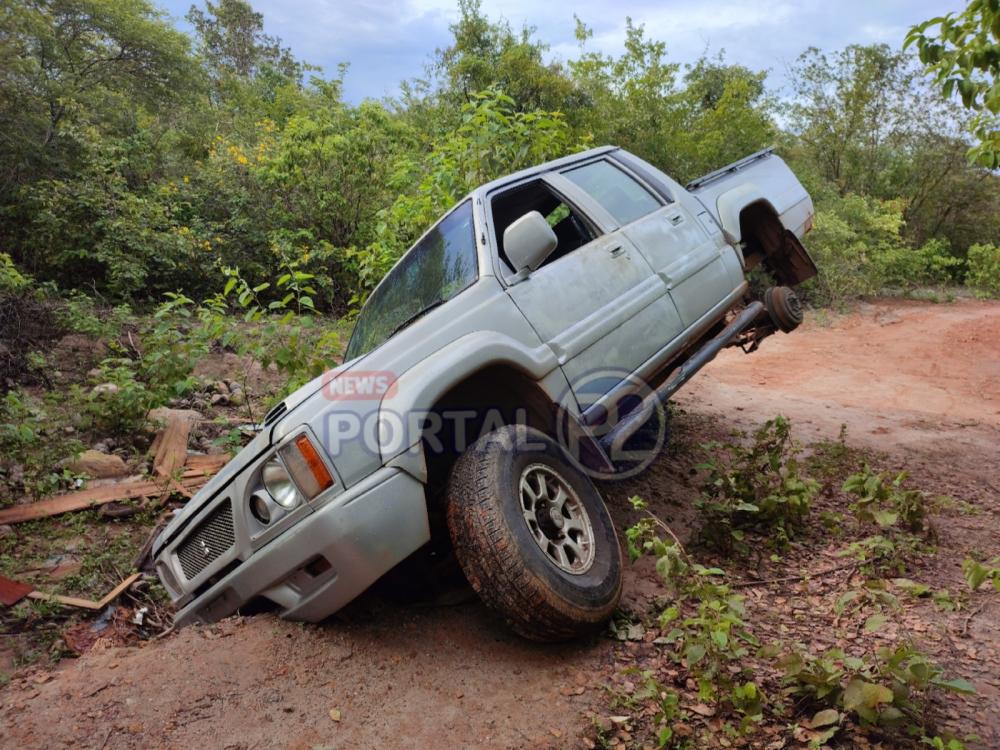 Carro é encontrado abandonado em barranco entre Pedro II e Poranga; moradores suspeitam que seria utilizado para roubos