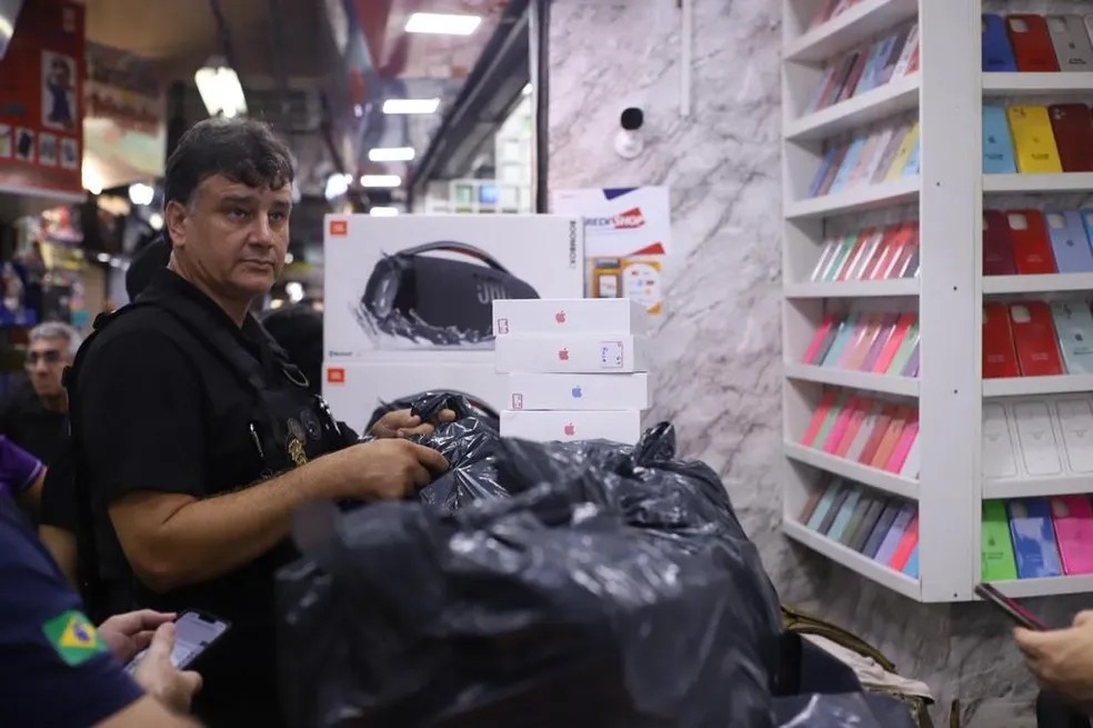 Polícia interdita 12 lojas suspeitas de comercializar celulares roubados em Piripiri e Teresina