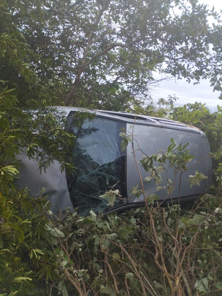 Veículo tomba na estrada que liga Poranga a Pedro II após desviar de animais 
