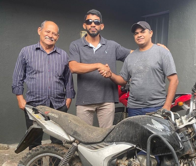 Polícia Civil de Pedro II restituiu a motocicleta roubada ao seu proprietário após 9 anos do crime; ela foi recuperada em Milton Brandão pela Polícia Militar