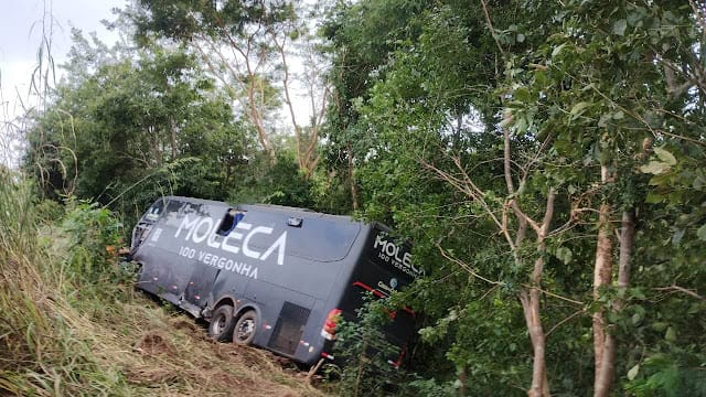 Colisão envolvendo ônibus da banda Moleca 100 Vergonha deixa um ferido e uma vítima fatal, no Piauí