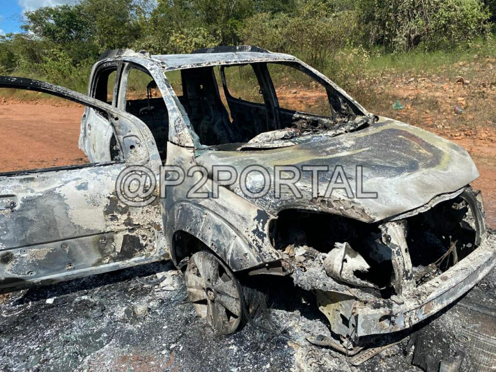 Carro pega fogo e fica completamente destruído na Zona Rural de Pedro II