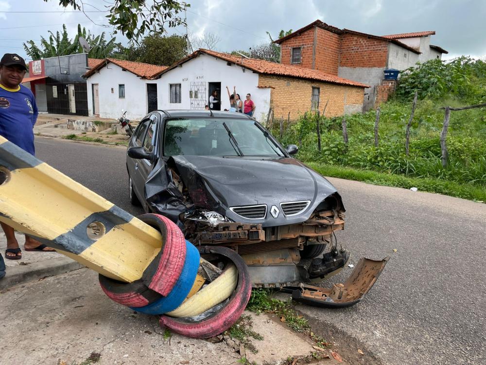 Motorista perde controle do carro e derruba poste em Pedro II
