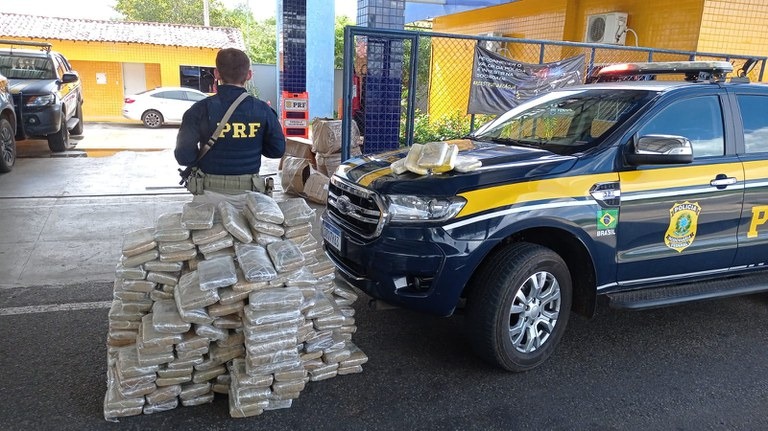 PRF apreende 233 kg de maconha e 5 kg de cocaína na BR 343 em Piripiri
