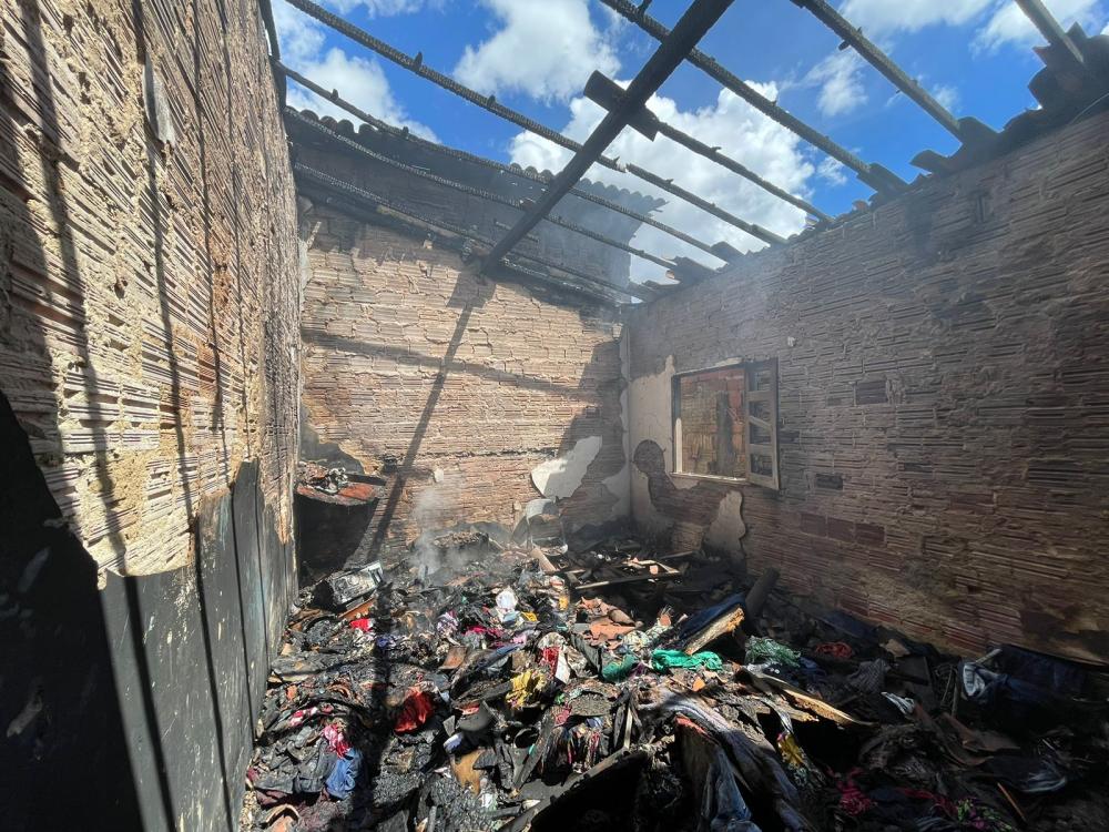 Curto-circuito provoca incêndio em residência de Pedro II