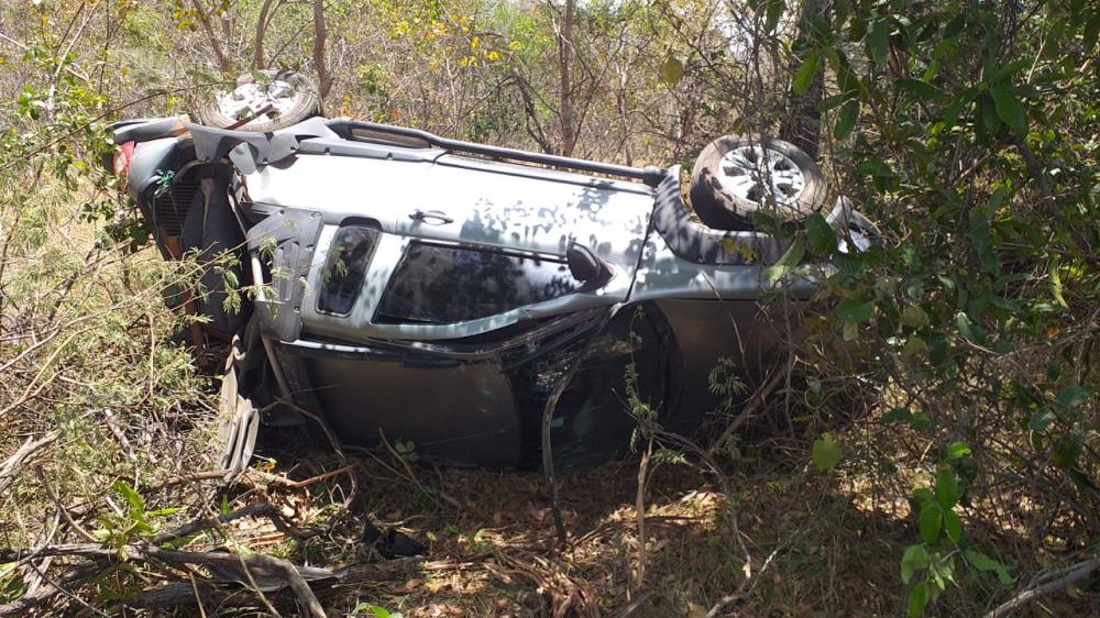 Carro capota com três pessoas na PI-216, entre Pedro II e Piripiri 