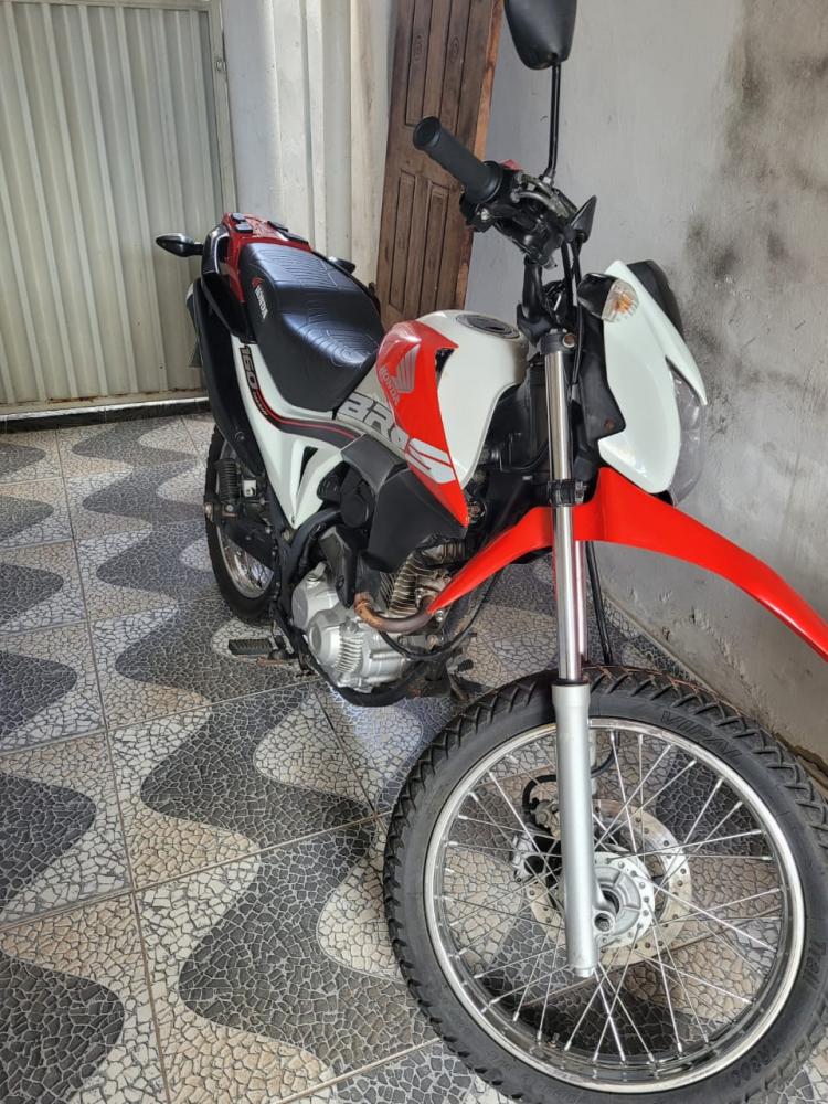 Moto Honda Bros é furtada em Pedro II 