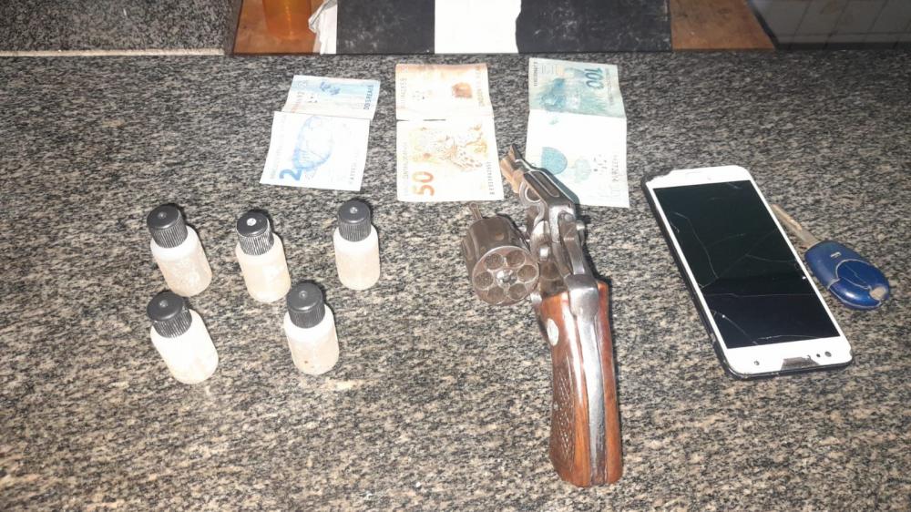Polícia realiza condução por porte ilegal de arma de fogo e apreende objetos, na zona rural de Milton Brandão, PI 