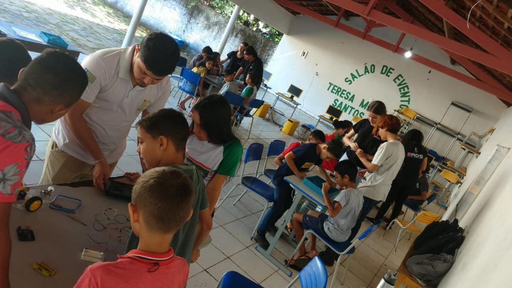 Alunos do curso de ADS do IFPI de Pedro II levam robótica educacional para escolas da Lagoa de São Francisco