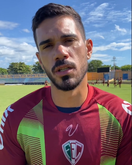 Após polêmica declaração sobre os jogos do Fluminense em Pedro II, o zagueiro Weverton decidiu se retratar.