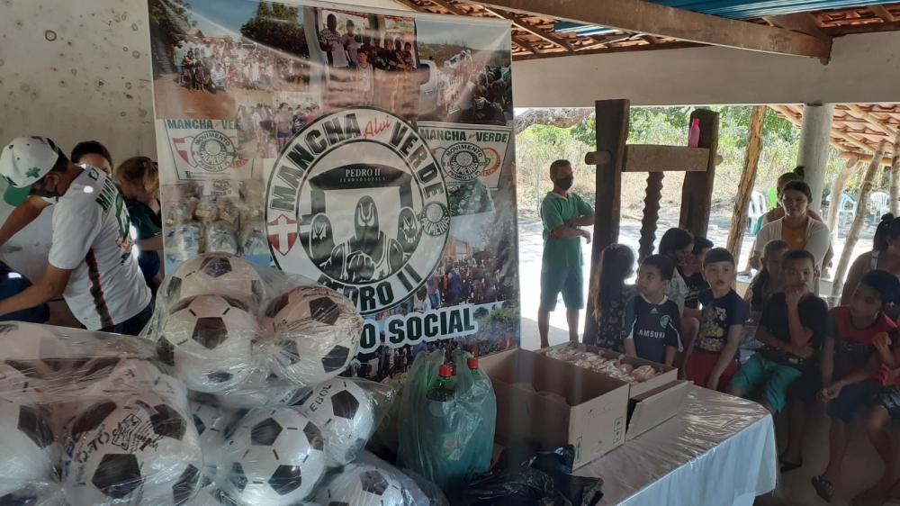 No dia das crianças, Mancha Verde distribui presentes e lanches a crianças da zona rural de Pedro II
