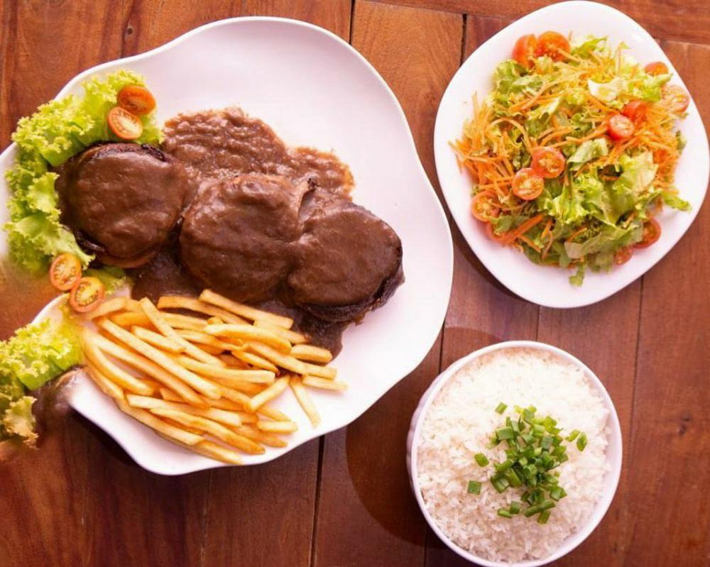 Desfrute de momentos incríveis de descontração com comidas saborosas e música ao vivo no Meu Boteco, Meu Lar!