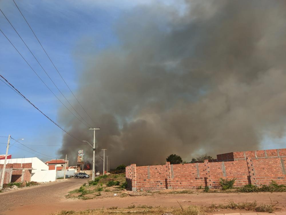 Incêndio de grandes proporções assusta moradores da Vila das Flores em Pedro II