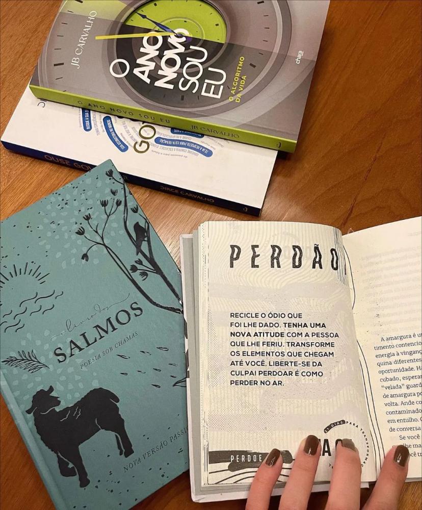 Aprofunde sua fé com a ampla seleção de Bíblias da Galeria Sal e Luz, o lugar certo para quem gosta de literatura cristã!