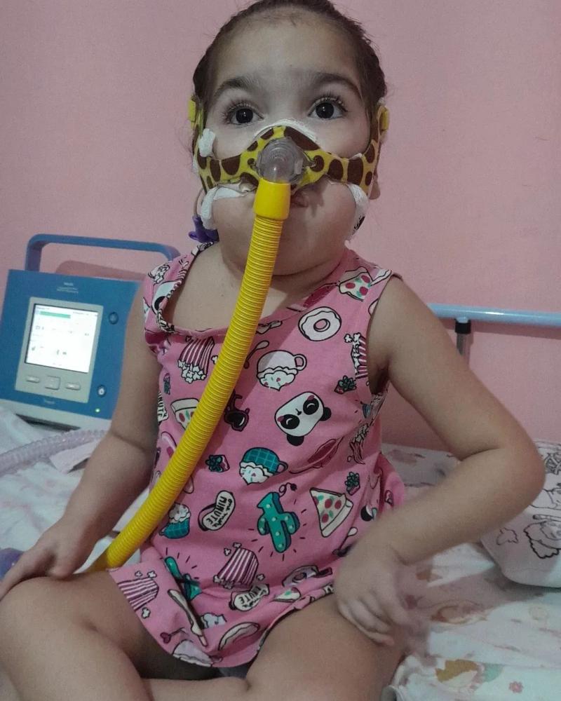 Criança de Milton Brandão enfrenta doença rara e família realiza campanha para tratamento