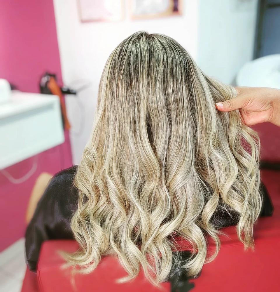 Transforme seus cabelos com os tratamentos de beleza de alta qualidade no Studio Ellen Ferreira em Pedro II!