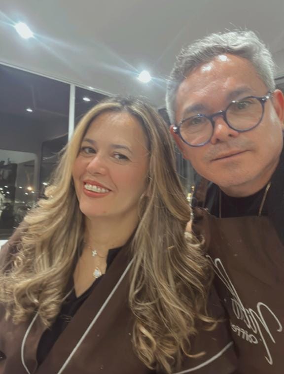 Venha para o Salão Empório Unisex e agende seu horário com Nildo Coiffeur, o cabeleireiro oficial da cantora Lexa!