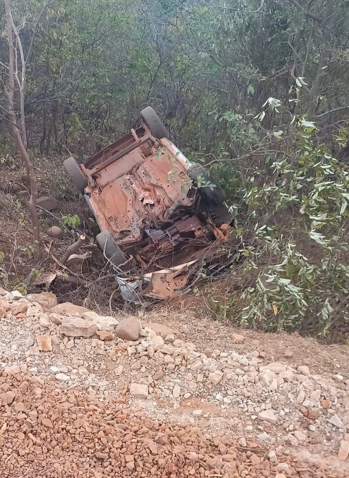 Carro tomba na zona rural de Pedro II