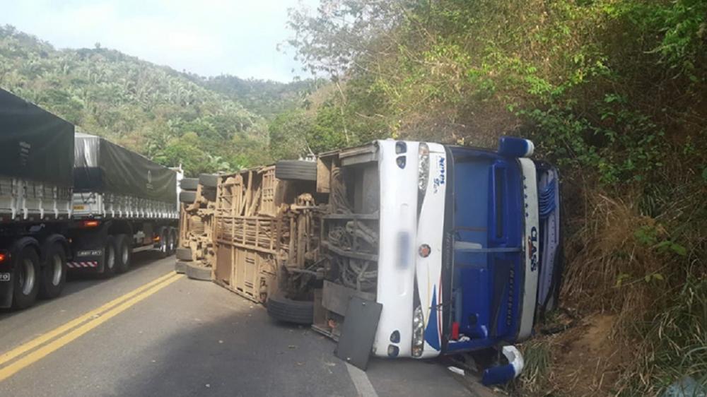 Ônibus tomba e deixa mortos na serra de Tianguá, no Ceará; são mais de 30 feridos