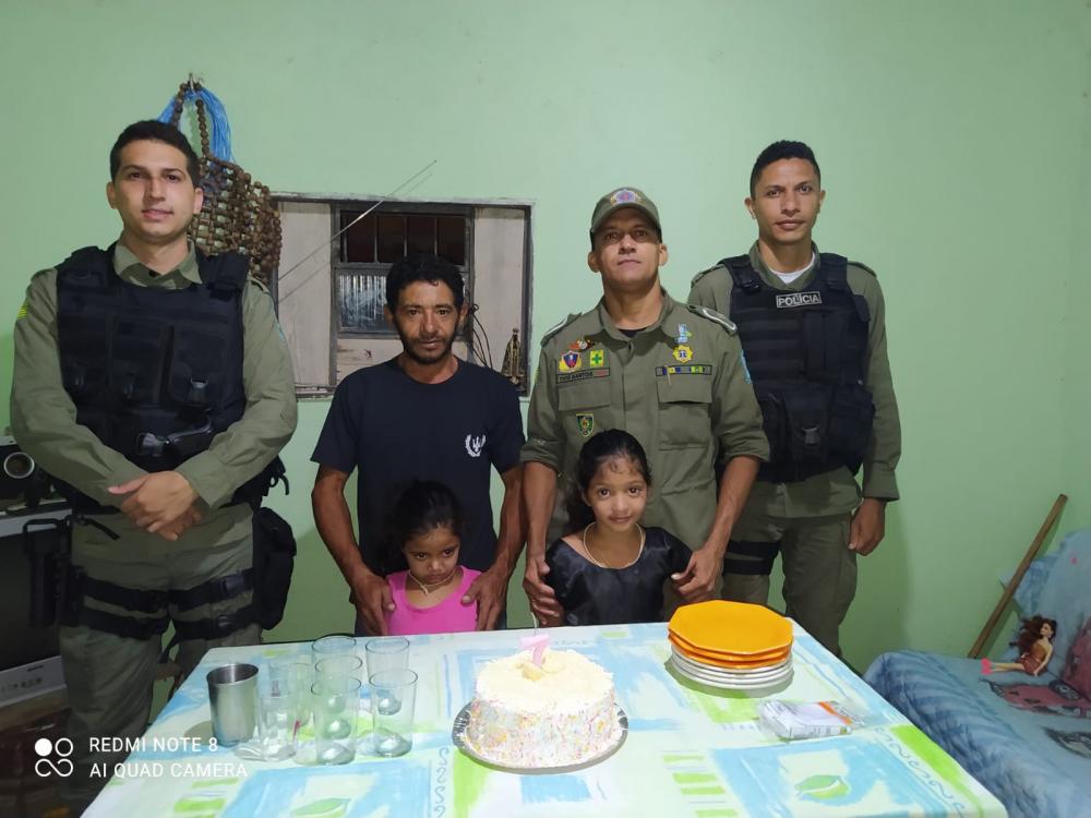 Polícia Militar realiza festa surpresa para criança carente de Pedro II