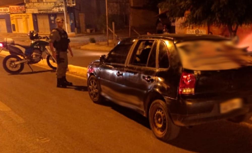 Homem é preso após ser flagrado dirigindo com suspeita de embriaguez e fazendo “zigue zague”, em Avenida de Pedro II