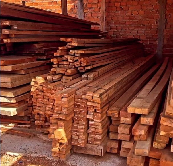 Procurando madeira de alta qualidade? Venha para a Madeireira Ramos e encontre tudo para seus projetos de construção!