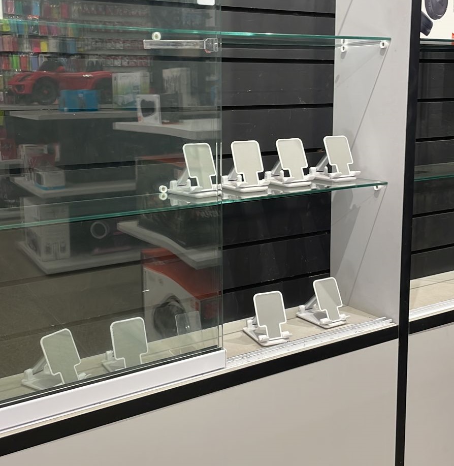 Cinco homens armados realizam assalto em loja de celulares no Centro de Pedro II e levam todos os iPhones da vitrine