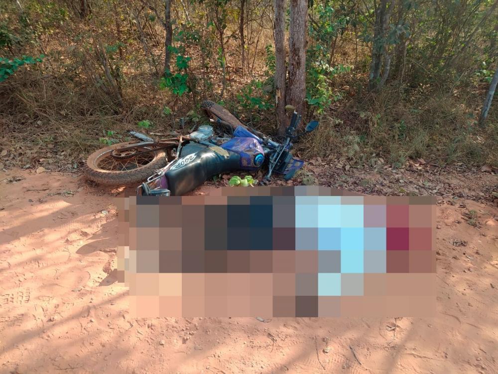 Motociclista de 28 anos morre após colidir contra árvore em Milton Brandão