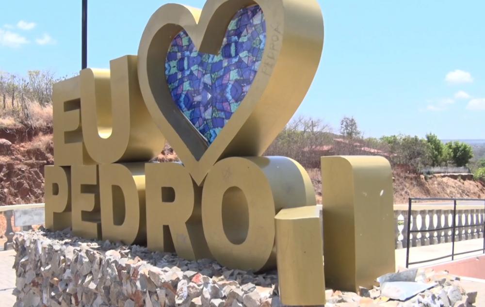 Vandalismo! praça Pedro II, na entrada da cidade, está sendo alvo de vândalos e letreiros estão sendo quebrados; confira! 