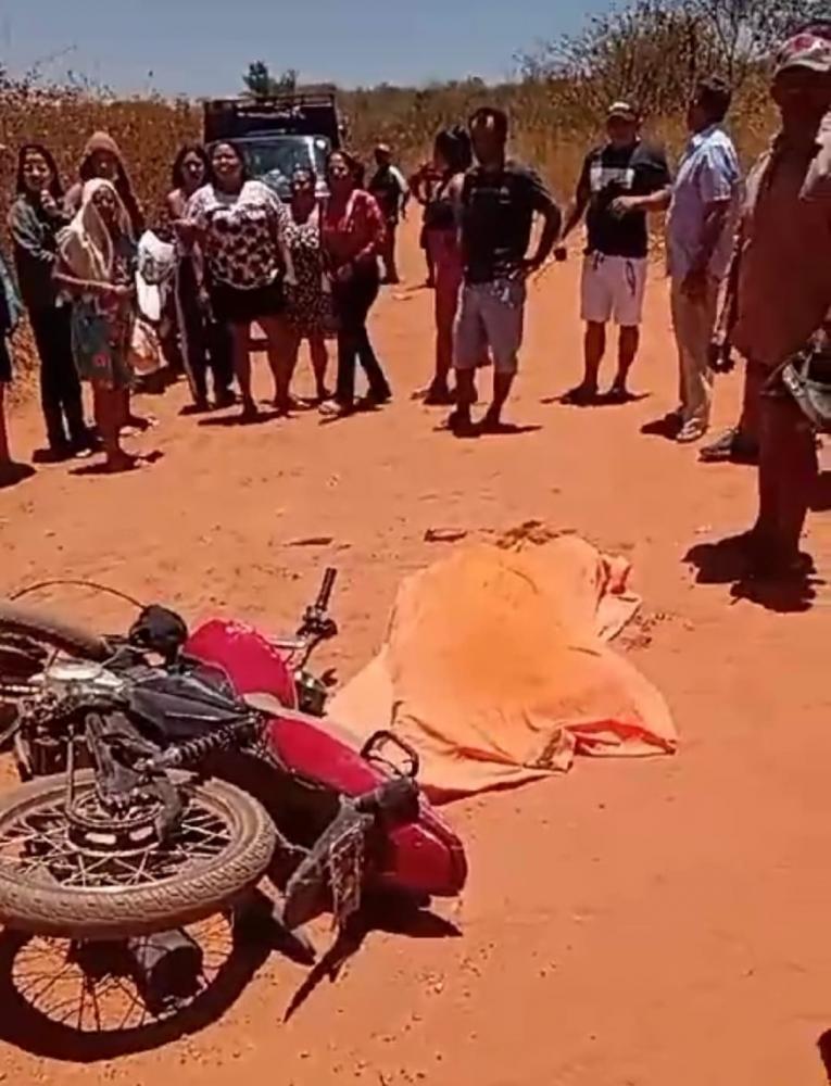 Colisão entre motocicletas deixa uma pessoa morta e duas feridas em Poranga