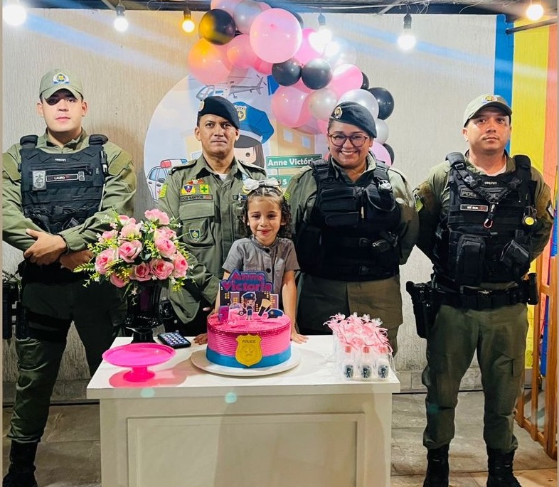 Paixão pela polícia: menina de 5 anos ganha festa surpresa com policiais em Pedro II