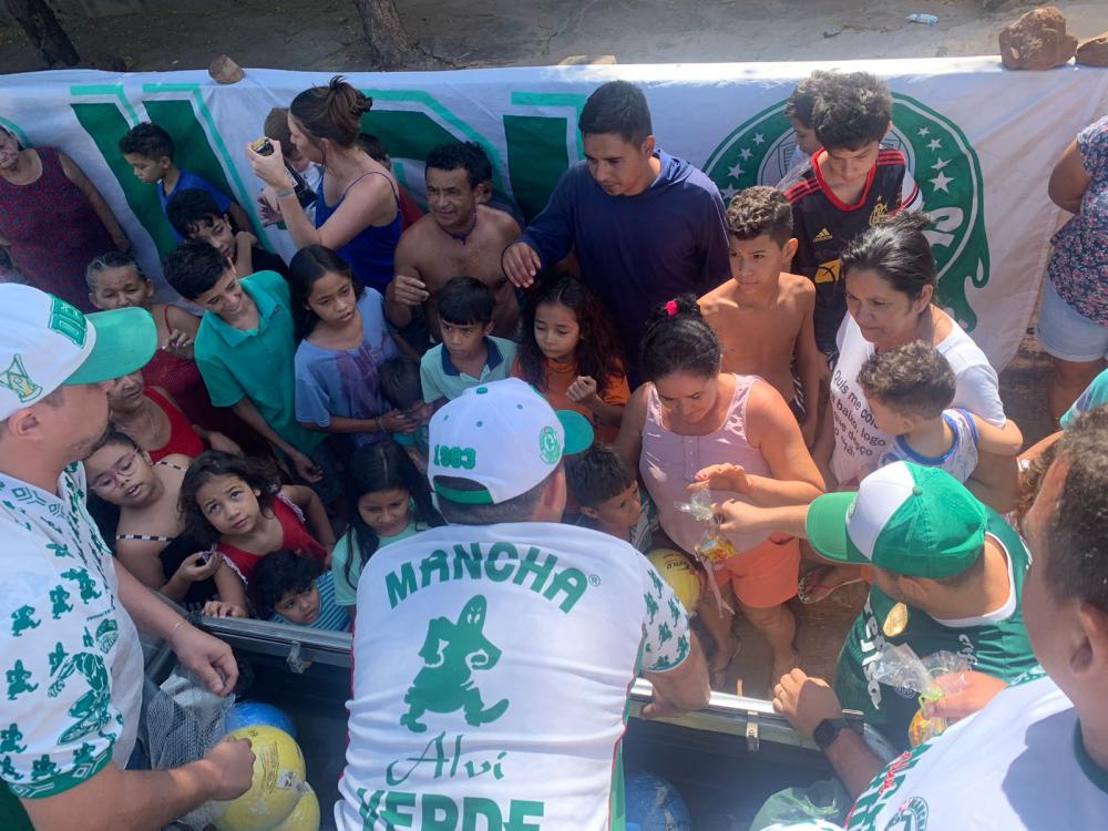 Mancha Verde distribui lanches e quase 200 brinquedos a crianças de Pedro II