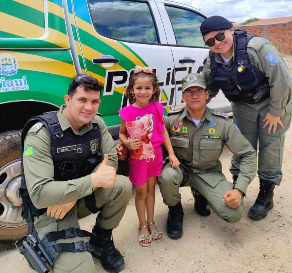 Polícia Militar realiza ação solidária e distribui brinquedos para crianças de Pedro II