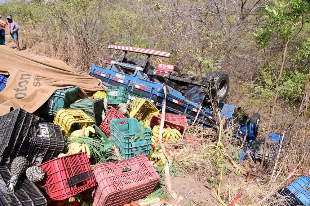 Caminhão tomba na BR-222 em Piripiri e deixa um morto e quatro feridos