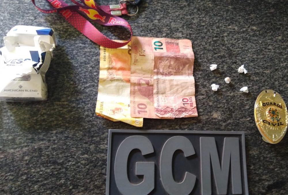 GCM apreende drogas e duas pessoas são conduzidas à delegacia de Pedro II 