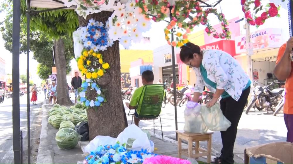 Feriando de Finados aquece o comercio local, e ambulantes aproveitam para faturar um dinheiro extra com a venda de coroas de flores no centro de Pedro II, confira!