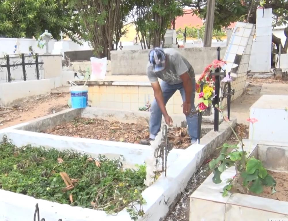 Cemitérios de Pedro II passam por limpeza para visitação do Dia de Finados; saiba mais!